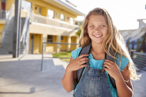 Porträt Eines Lächelnden Grundschulmädchens Mit Rucksack — Stockfoto