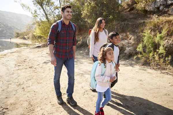 Padres Hijos Caminata Por Montaña Bajo Sol —  Fotos de Stock