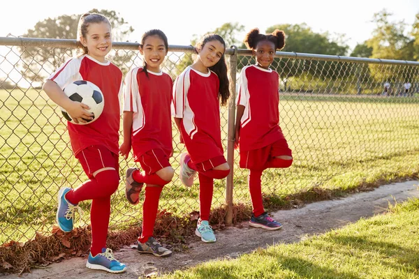 Quattro Ragazze Squadra Calcio Guardando Fotocamera — Foto Stock