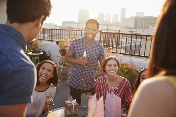 Amigos Reunidos Terraço Telhado Para Comemorar Aniversário Com Horizonte Cidade — Fotografia de Stock