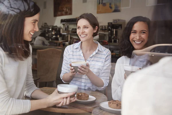 Mujeres Amigas Hablando Cafetería Vistas Por Ventana — Foto de Stock