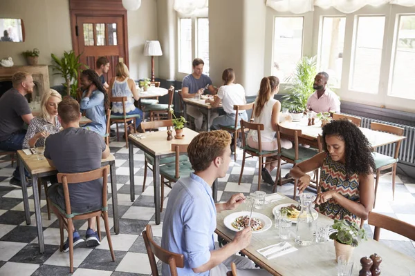 Clientes Disfrutando Las Comidas Restaurante Ocupado — Foto de Stock