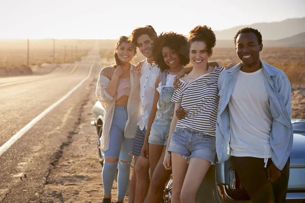 Retrato Cinco Amigos Pie Junto Coche Clásico Convertible Viaje Por — Foto de Stock