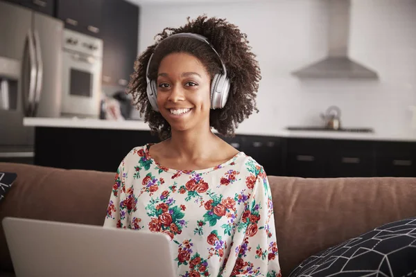 Portrait Woman Wearing Wireless Headphones Sitting Sofa Home Using Laptop — Stock Photo, Image