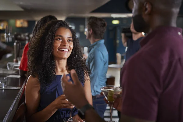 Pärchen Bei Date Sitzt Tresen Und Redet — Stockfoto