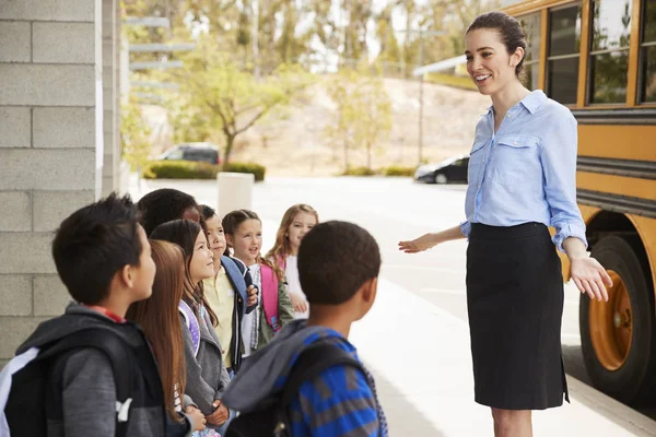 Leraar School Praten Met Kinderen Vóór Krijgen Schoolbus — Stockfoto