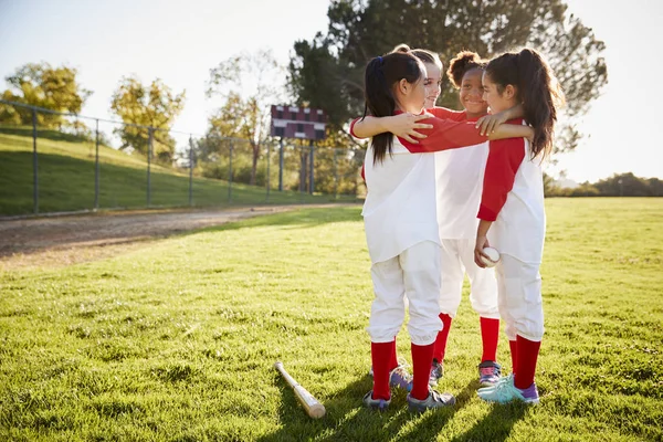 Studentessa Squadra Baseball Parlando Team Huddle Prima Della Partita — Foto Stock