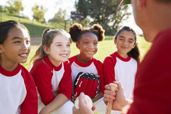 Kız Beyzbol Takımı Takım Size Koç Için Dinleme — Stok fotoğraf