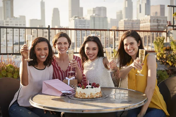 Amiche Che Fanno Brindisi Festeggiare Compleanno Sulla Terrazza Sul Tetto — Foto Stock