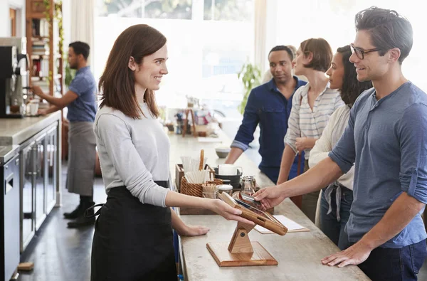 Kunder Queuing För Att Beställa Och Betala Coffee Shop — Stockfoto