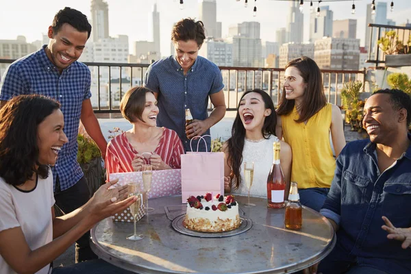 Friends Gathered Rooftop Terrace Celebrate Birthday City Skyline Background — Stock Photo, Image
