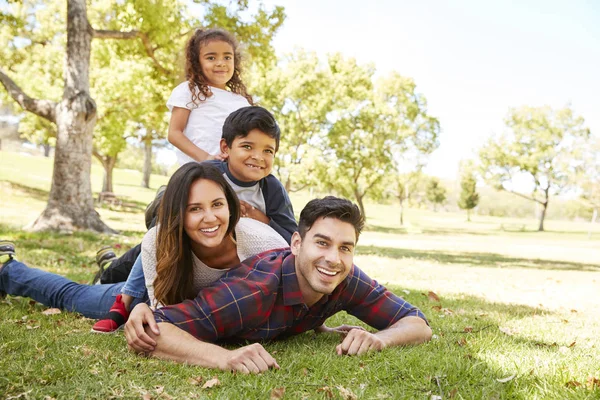 Niños Pequeños Padres Tumbados Montón Hierba Parque — Foto de Stock