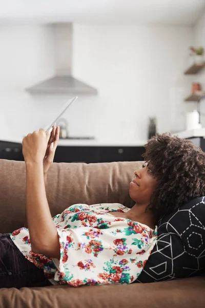 Frau Liegt Mit Digitalem Tablet Hause Auf Sofa — Stockfoto