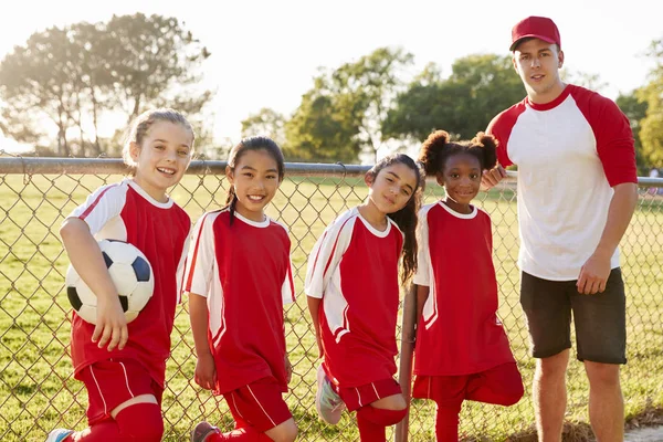 Coach Jonge Meisjes Team Van Voetbal Kijken Camera — Stockfoto