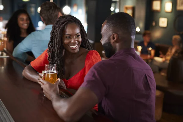 Pärchen Bei Date Sitzt Tresen Und Redet — Stockfoto