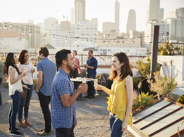 Amigos Reunidos Terraço Telhado Para Festa Com Horizonte Cidade Fundo — Fotografia de Stock