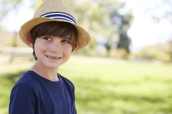 Ung Skolpojke Sun Hat Leende — Stockfoto