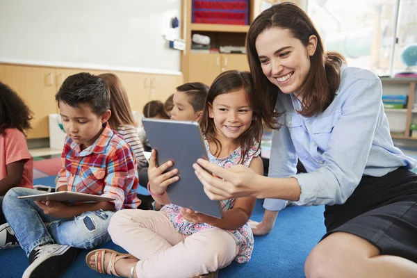 Lärare Och Flicka Elementär Klass Använder Tablet Datorer — Stockfoto