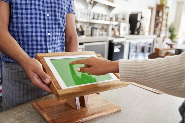 Клієнт Використовує Термінал Продажу Сенсорного Екрану Кафе — стокове фото