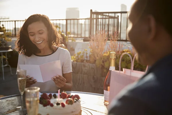 Ehepaar Feiert Geburtstag Auf Dachterrasse Mit Stadtsilhouette Hintergrund — Stockfoto