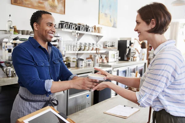 Masculino Barista Passando Café Para Feminino Café Cliente — Fotografia de Stock