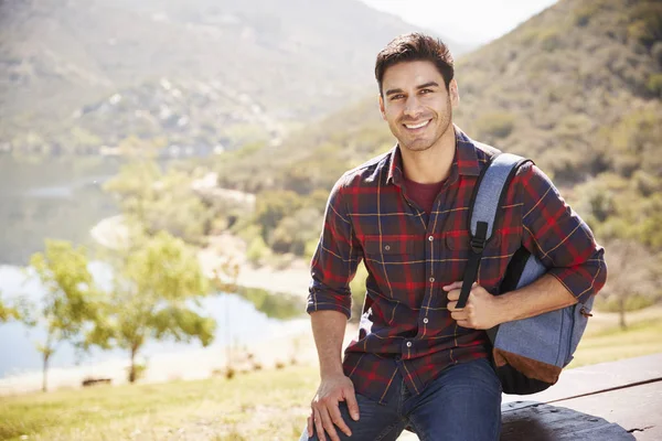 Joven Hispano Sonriendo Durante Caminata Por Montaña — Foto de Stock