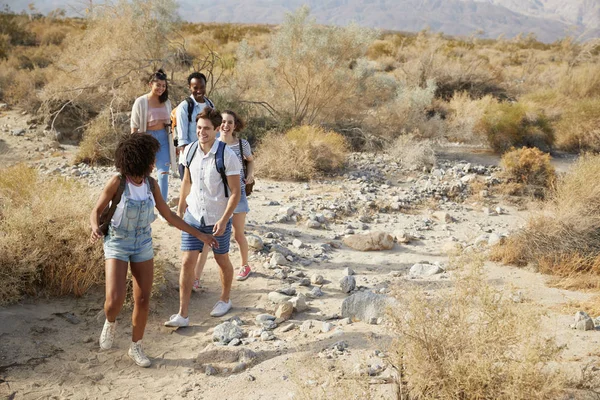 Retrato Jóvenes Amigos Caminando Través Del Desierto Campo Juntos — Foto de Stock