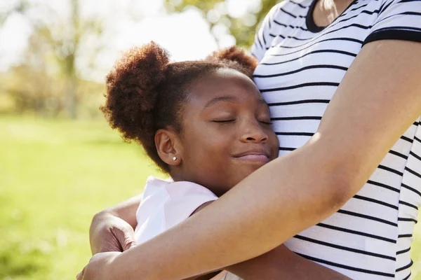母亲拥抱女儿在公园 选择性焦点 — 图库照片