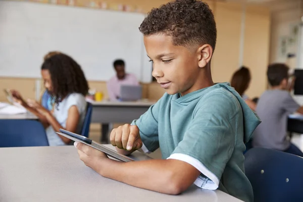 Μαθητής Χρησιμοποιώντας Tablet Στην Τάξη Δημοτικού Σχολείου — Φωτογραφία Αρχείου