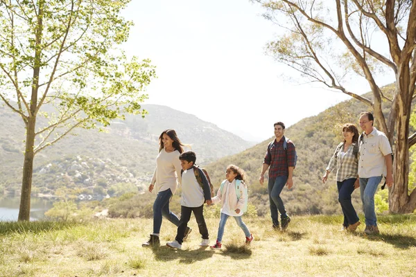 Família Várias Gerações Desfrutando Caminhada Pelo Lago Montanha — Fotografia de Stock