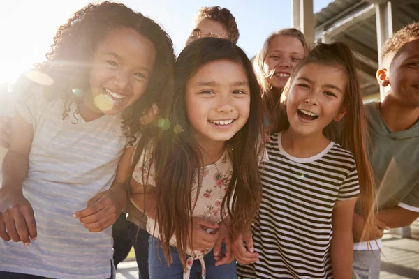 Crianças Escola Primária Sorrindo Para Câmera Horário Pausa — Fotografia de Stock