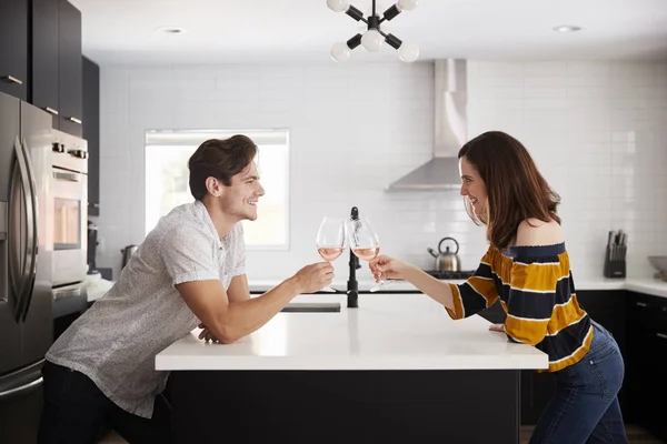 Pareja Haciendo Tostadas Mientras Beben Vino Casa Pie Junto Isla —  Fotos de Stock