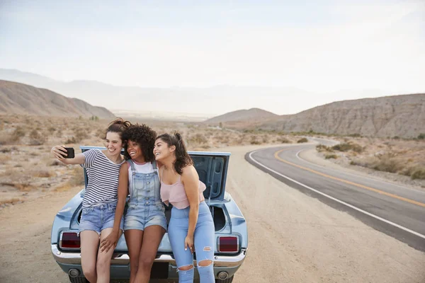 Три Жінки Друзі Позують Селфі Сидячи Багажнику Класичного Автомобіля Дорожній — стокове фото