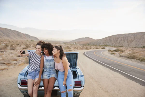 Três Amigas Posando Para Selfie Sentadas Tronco Carro Clássico Viagem — Fotografia de Stock