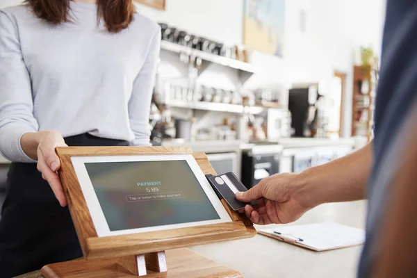 Man Making Contactless Card Payment Cafe — Stock Photo, Image