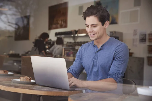 Young White Man Using Laptop Table Coffee Shop — Stock Photo, Image
