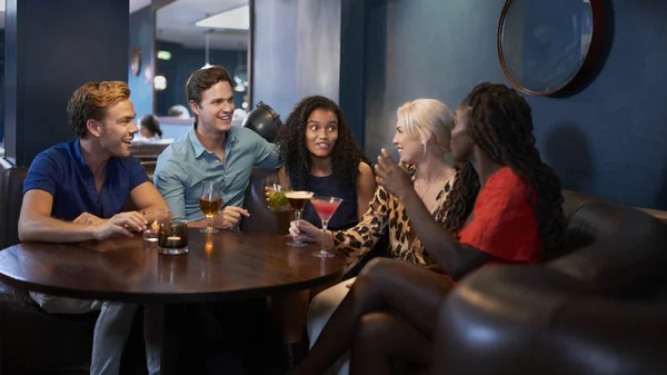 Grupp Unga Vänner Avkopplande Bar Tillsammans Utekväll — Stockfoto