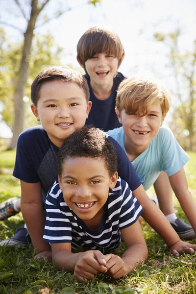 Vier Schüler Liegen Park Übereinander — Stockfoto