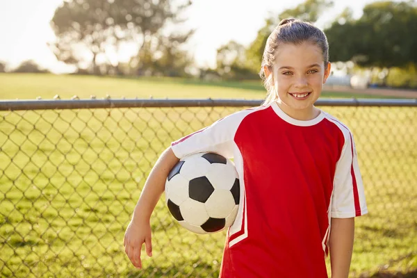 Schoolmeisje Voetbal Strip Houden Van Bal Glimlachend Camera — Stockfoto