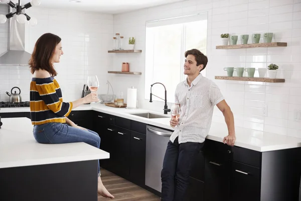 Paar Trinkt Hause Wein Sitzend Auf Kücheninsel — Stockfoto