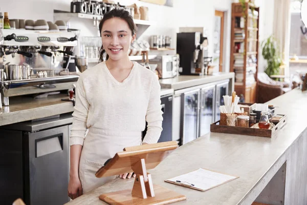 Kvinnliga Coffee Shop Ägare Står Bakom Counter Leende — Stockfoto