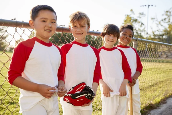Meninos Equipe Beisebol Com Mitt Morcego Olhando Para Câmera — Fotografia de Stock