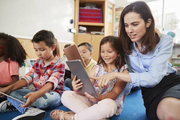 Professor Ajuda Menina Classe Elementar Com Computadores Tablet — Fotografia de Stock