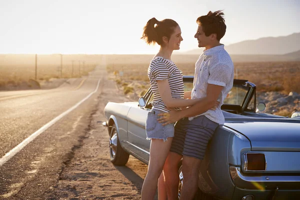 古典的な車の道旅行を楽しむロマンチックなカップル — ストック写真