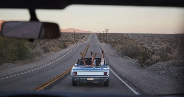 Groupe Amis Sur Voyage Sur Route Conduisant Voiture Convertible Classique — Photo