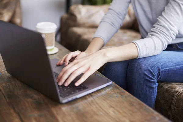 Νεαρή Γυναίκα Που Χρησιμοποιούν Φορητό Υπολογιστή Στο Κατάστημα Καφέ — Φωτογραφία Αρχείου