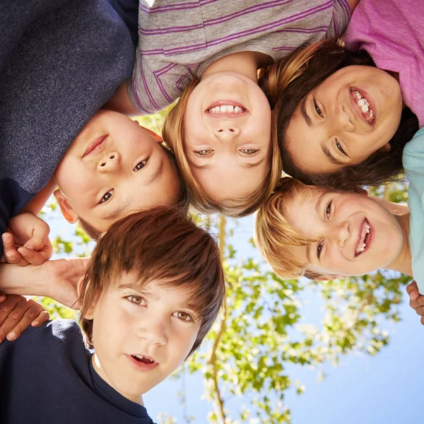 Cinco Crianças Círculo Sorrindo — Fotografia de Stock