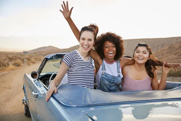 Porträtt Tre Kvinnliga Vänner Njuter Roadtrip Öppen Topp Classic Car — Stockfoto