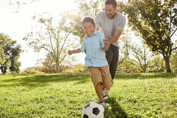 Отец Сын Играют Футбол Парке Вместе — стоковое фото