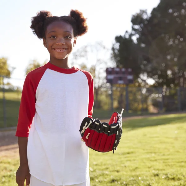 Jovem Menina Negra Com Luva Beisebol Sorrindo — Fotografia de Stock